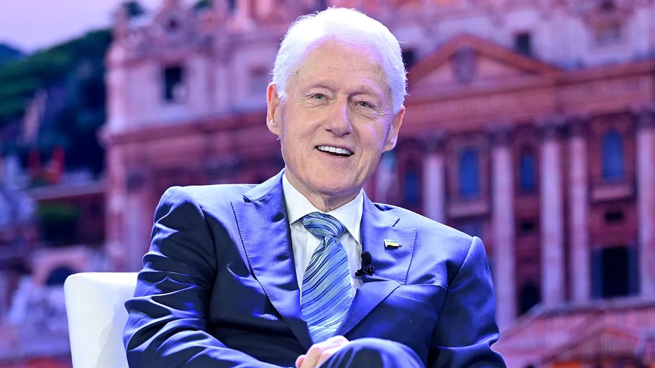 Bill Clinton crashes Jerry Jones' Cowboys predraft press conference in surprise appearance