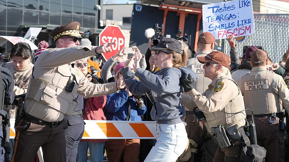 Dem-backed 'dignity' bill could strip ICE of detention powers, erase immigration enforcement, critics warn