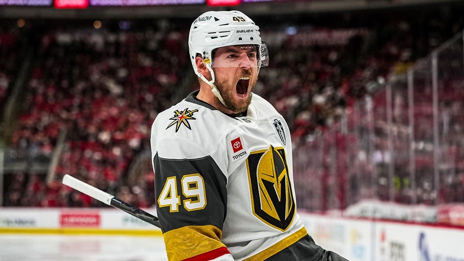 Tomas Hertl scores game-winner as Golden Knights rally to beat Hurricanes in Game 1 of Stanley Cup Final